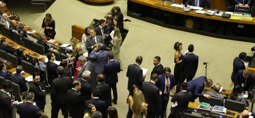 O presidente do Congresso, Davi Alcolumbre, preside sessão de votação de vetos presidenciais