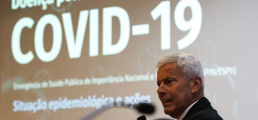 O secretário executivo do Ministério da Saúde, João Gabbardo dos Reis, divulga dados atualizados sobre novo coronavírus