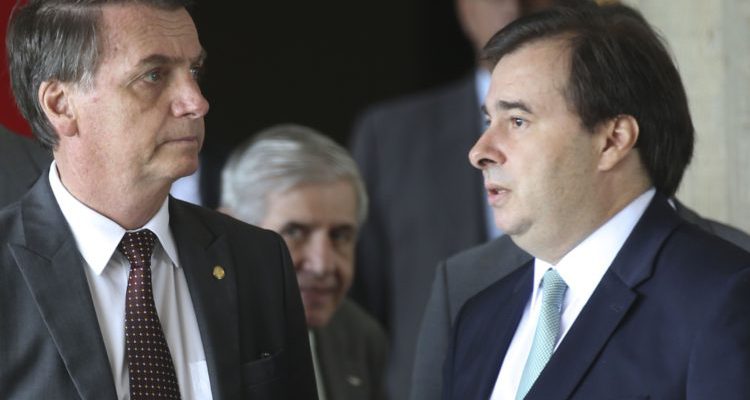 O presidente eleito, Jair Bolsonaro, acompanha o presidente da Câmara dos Deputados, Rodrigo Maia até o carro no CCBB.