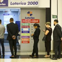 Apostadores fazem fila em casa lotérica. A Caixa Econômica Federal sorteia hoje (08) as seis dezenas do concurso 2.149 da Mega-Sena acumulada, que deve pagar um prêmio de R$ 170 milhões.