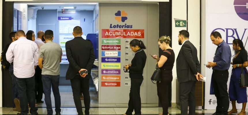 Apostadores fazem fila em casa lotérica. A Caixa Econômica Federal sorteia hoje (08) as seis dezenas do concurso 2.149 da Mega-Sena acumulada, que deve pagar um prêmio de R$ 170 milhões.