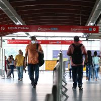 São Paulo - Uso de máscaras por passageiros na estação Pinheiros.