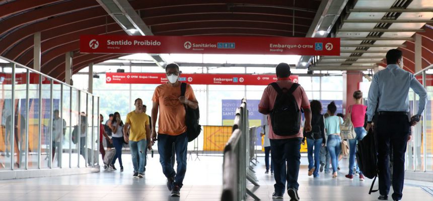 São Paulo - Uso de máscaras por passageiros na estação Pinheiros.