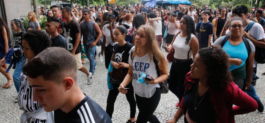 Estudantes fazem segundo dia de provas do ENEM, na UERJ