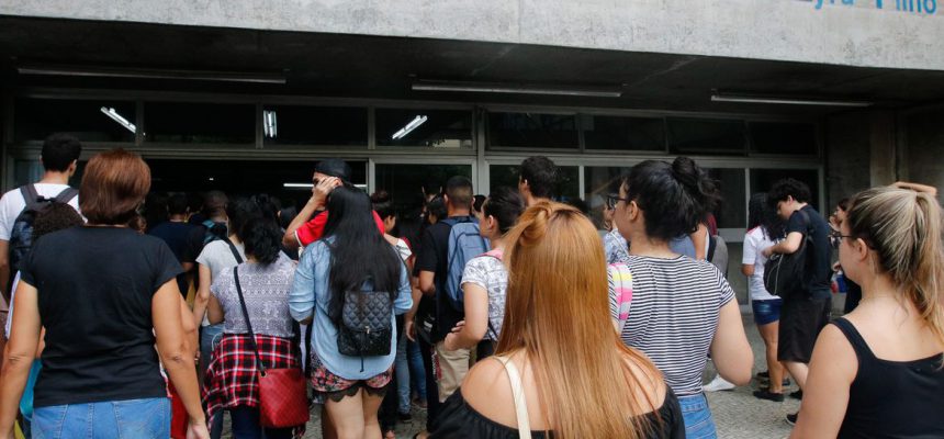 Estudantes fazem segundo dia de provas do ENEM, na UERJ