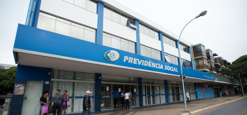 Servidores do Instituto Nacional do Seguro Social (INSS) entraram em greve por tempo indeterminado. Eles reivindicam reajuste salarial de 27,5% e melhores condições de trabalho (Marcelo Camargo/Agência Brasil)