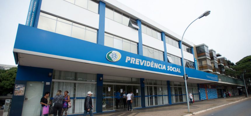 Servidores do Instituto Nacional do Seguro Social (INSS) entraram em greve por tempo indeterminado. Eles reivindicam reajuste salarial de 27,5% e melhores condições de trabalho (Marcelo Camargo/Agência Brasil)