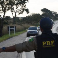 PRF intensifica fiscalização de condutas imprudentes no quilometro trinta e cinco da BR-040 (Marcello Casal Jr/Agência Brasil)