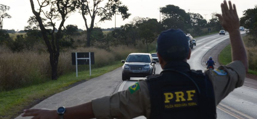 PRF intensifica fiscalização de condutas imprudentes no quilometro trinta e cinco da BR-040 (Marcello Casal Jr/Agência Brasil)