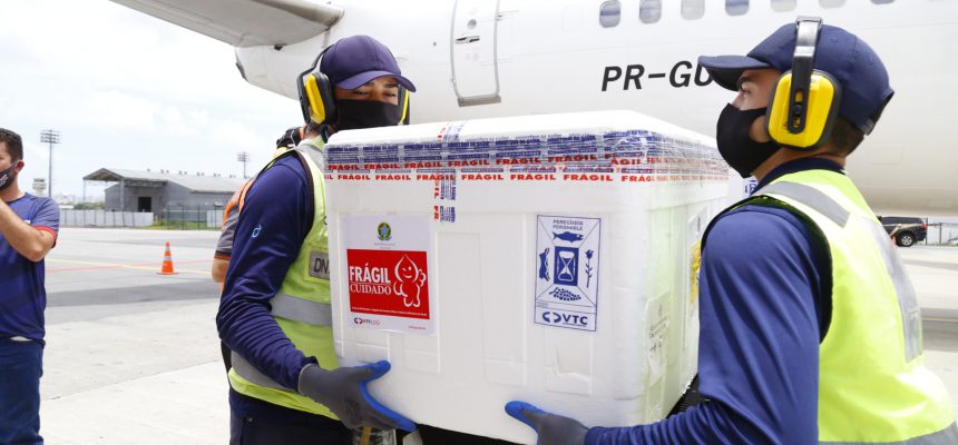 CHEGADA DE LOTE COM VACINAS ASTRAZENECA E CORONAVAC PARA COMBATE A COVID 19; MEDIDAS DE COMBATE A COVID 19; MEDIDAS DE COMBATE AO CORONAVIRUS; SESA;SAUDE;AEROPORTO DE FORTALEZA;COMPANHIA AEREA GOL;VOO PR-GUT; VACINACAO;FRAPORT; FOTO © TATIANA FORTES/ GOV. DO CEARA