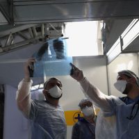 Médicos observam exame de paciente em hospital de campanha em Guarulhos (SP) 
12/05/2020
REUTERS/Amanda Perobelli