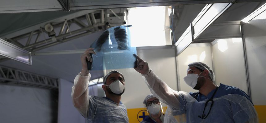 Médicos observam exame de paciente em hospital de campanha em Guarulhos (SP) 
12/05/2020
REUTERS/Amanda Perobelli