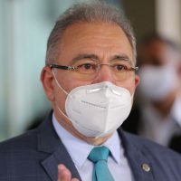 O médico cardiologista Marcelo Queiroga, indicado para ser o novo ministro da Saúde, e o atual ministro da Saúde, Eduardo Pazuello, falam à imprensa no Ministério da Saúde.