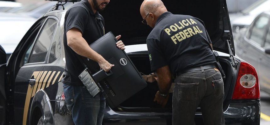 Rio de Janeiro - A Polícia Federal e a Receita Federal deflagraram nesta manhã os trabalhos da 30ª fase da Operação Lava Jato, a operação Vício. Na foto carros da Polícia Federal chegam com malotes e computadores na sede da polícia, região portuária do Rio (Tânia Rêgo/Agência Brasil)