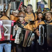 Recife - Cícero da Sanfona, 75 anos, conhecido por tocar a sanfona apoiado no topo da cabeça. (Sumaia Villela/Agência Brasil)