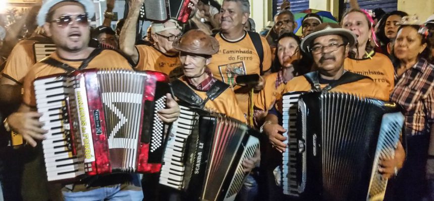 Recife - Cícero da Sanfona, 75 anos, conhecido por tocar a sanfona apoiado no topo da cabeça. (Sumaia Villela/Agência Brasil)