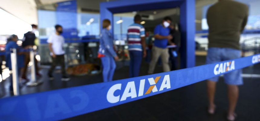 Fila para entrada em agência da Caixa, em Brasília.