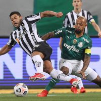 O jogador Felipe Melo, da SE Palmeiras, disputa bola com o jogador Hulk, do C Atlético Mineiro, durante partida válida pelas semifinais, ida, da Copa Libertadores, na arena Allianz Parque. (Foto: Cesar Greco)