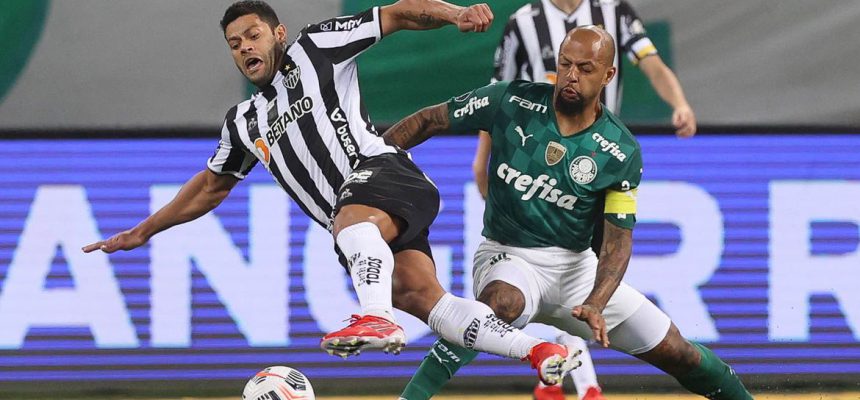 O jogador Felipe Melo, da SE Palmeiras, disputa bola com o jogador Hulk, do C Atlético Mineiro, durante partida válida pelas semifinais, ida, da Copa Libertadores, na arena Allianz Parque. (Foto: Cesar Greco)