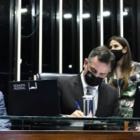 Plenário do Senado Federal durante sessão solene semipresencial do Congresso Nacional destinada à promulgação da Emenda Constitucional nº 111 de 2021, que acrescenta dispositivo ao Ato das Disposições Constitucionais Transitórias e altera a Constituição Federal, para fins de reforma político-eleitoral.

As alterações aprovadas pelos congressistas são derivadas da Proposta de Emenda à Constituição (PEC) 28/2021, originária da Câmara dos Deputados, a PEC foi aprovada pelos senadores na última quarta-feira (22).

Mesa:
vice-presidente da Câmara dos Deputados, deputado Marcelo Ramos (PL-AM); 
presidente do Senado Federal, senador Rodrigo Pacheco (DEM-MG); 
secretário-geral da Mesa, Gustavo A. Sabóia Vieira.

Foto: Waldemir Barreto/Agência Senado