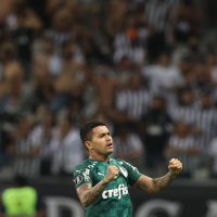 O jogador Dudu, da SE Palmeiras, comemora seu gol contra a equipe do C Atlético Mineiro, durante partida válida pelas semifinais, volta, da Copa Libertadores, no estádio Mineirão. (Foto: Cesar Greco)