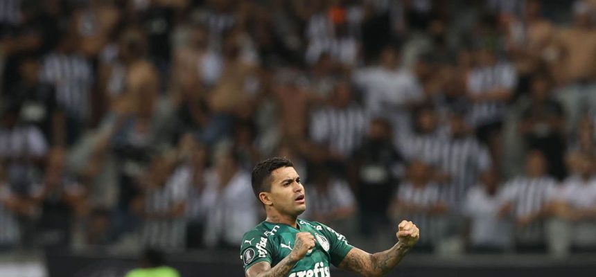 O jogador Dudu, da SE Palmeiras, comemora seu gol contra a equipe do C Atlético Mineiro, durante partida válida pelas semifinais, volta, da Copa Libertadores, no estádio Mineirão. (Foto: Cesar Greco)