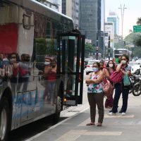 Usuários do transporte público esperam ônibus em ponto da Avenida Paulista durante a fase vermelha da pandemia de covid-19 na capital.