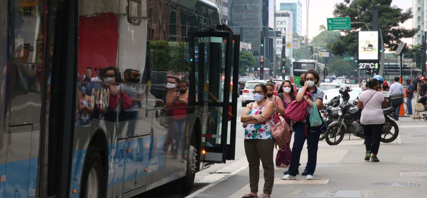 Usuários do transporte público esperam ônibus em ponto da Avenida Paulista durante a fase vermelha da pandemia de covid-19 na capital.