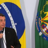 O presidente Jair Bolsonaro participa da solenidade de assinatura dos decretos do Auxílio Gás e do Programa Alimenta Brasil,  no Palácio do Planalto