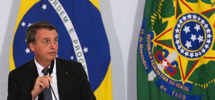 O presidente Jair Bolsonaro participa da solenidade de assinatura dos decretos do Auxílio Gás e do Programa Alimenta Brasil,  no Palácio do Planalto