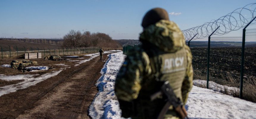 Guardas de fronteira ucranianos patrulham uma área ao longo da fronteira ucraniana-russa na região de Kharkiv, Ucrânia