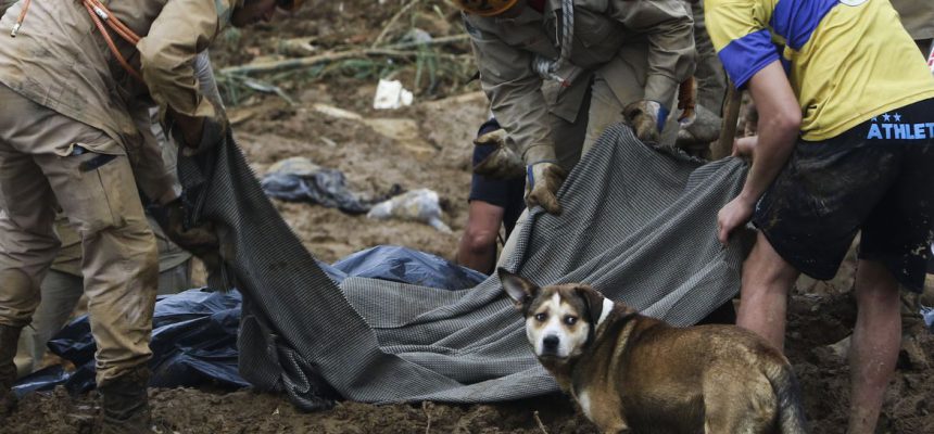 Bombeiros, moradores e voluntários trabalham no local do deslizamento no Morro da Oficina, após a chuva que castigou Petrópolis, na região serrana fluminense