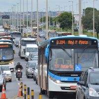 Moradores do Residencial Nova Jerusalém fazem protesto e fecham o Eixo Monumental. A manifestação causou um enorme congestionamento no trânsito da cidade (Antonio Cruz/Agência Brasil)