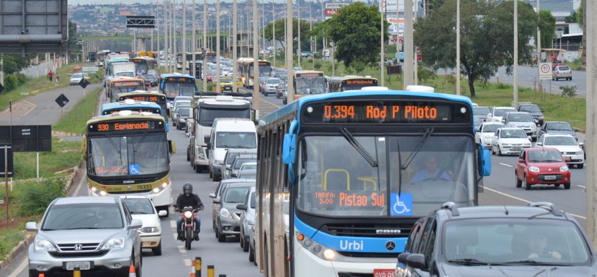 Moradores do Residencial Nova Jerusalém fazem protesto e fecham o Eixo Monumental. A manifestação causou um enorme congestionamento no trânsito da cidade (Antonio Cruz/Agência Brasil)