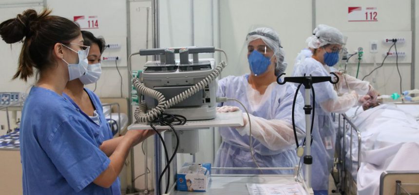 Médicos fazem treinamento no hospital de campanha para tratamento de covid-19 do Complexo Esportivo do Ibirapuera.