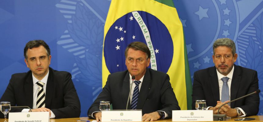 Os presidentes do Senado, Rodrigo Pacheco,da República, Jair Bolsonaro e da Câmara, Arthur Lira, durante coletiva sobre a situação dos combustíveis em coletiva de imprensa no Palácio do Planalto, em Brasília