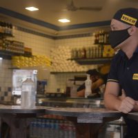 Lanchonetes, bares e restaurates do Rio de Janeiro reabrem hoje(2) com restrição de horário, lotação e distância entre mesas.