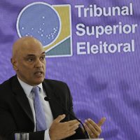 O presidente do Tribunal Superior Eleitoral, Alexandre de Moraes, comenta em coletiva de imprensa, o andamento das eleições gerais