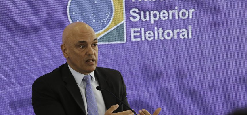 O presidente do Tribunal Superior Eleitoral, Alexandre de Moraes, comenta em coletiva de imprensa, o andamento das eleições gerais