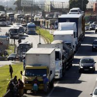 Caminhoneiros fazem paralização na BR 101, Niterói-Manilha, na altura de Itaboraí, no Rio de Janeiro.