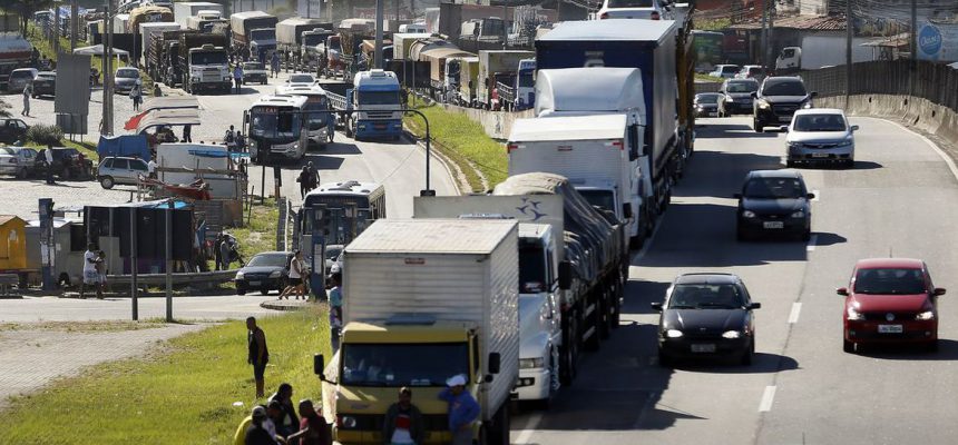 Caminhoneiros fazem paralização na BR 101, Niterói-Manilha, na altura de Itaboraí, no Rio de Janeiro.