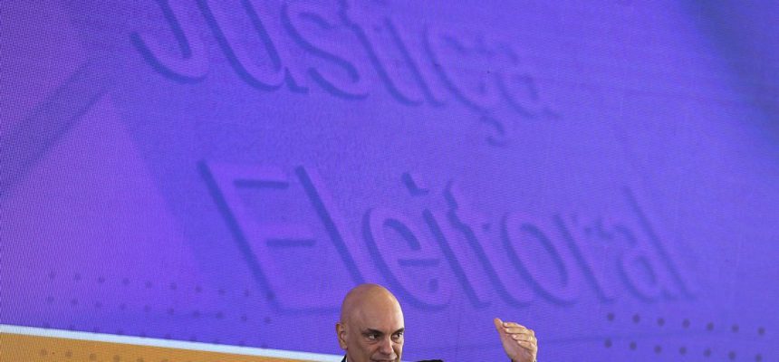 O presidente do Tribunal Superior Eleitoral, Alexandre de Moraes, durante coletiva de imprensa no Centro de Divulgação das Eleições.