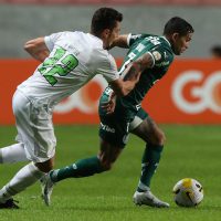 O jogador Dudu, da SE Palmeiras, disputa bola com o jogador Danilo Avelar, do América FC, durante partida válida pela décima oitava rodada, do Campeonato Brasileiro, Série A, na arena Independência. (Foto: Cesar Greco)