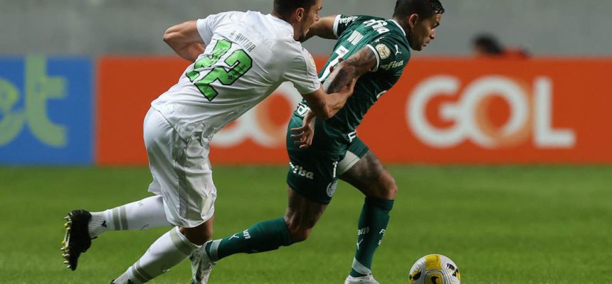 O jogador Dudu, da SE Palmeiras, disputa bola com o jogador Danilo Avelar, do América FC, durante partida válida pela décima oitava rodada, do Campeonato Brasileiro, Série A, na arena Independência. (Foto: Cesar Greco)