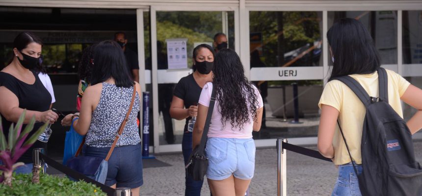 Estudantes chegam para o segundo dia do Exame Nacional do Ensino Médio (Enem) 2020, na Universidade Estadual do Rio de Janeiro(UERJ).