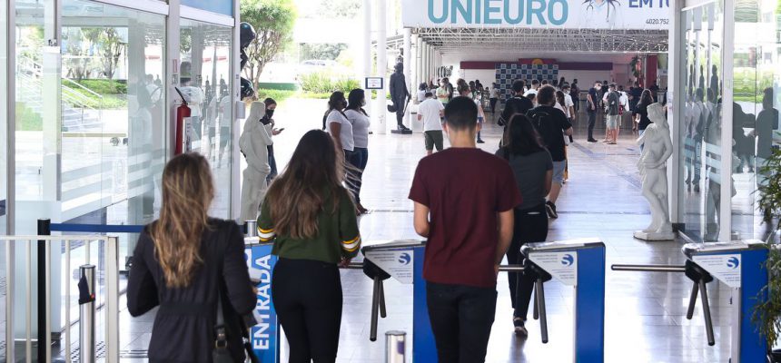 Participantes do Exame Nacional do Ensino Médio (Enem) 2021 fazem, neste domingo (28), segundo dia de avaliação, provas de matemática e de ciência da natureza.