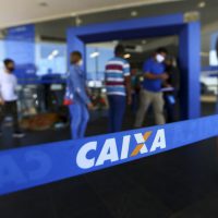 Fila para entrada em agência da Caixa, em Brasília.