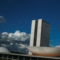 A cúpula menor, voltada para baixo, abriga o Plenário do Senado Federal. A cúpula maior, voltada para cima, abriga o Plenário da Câmara dos Deputados.