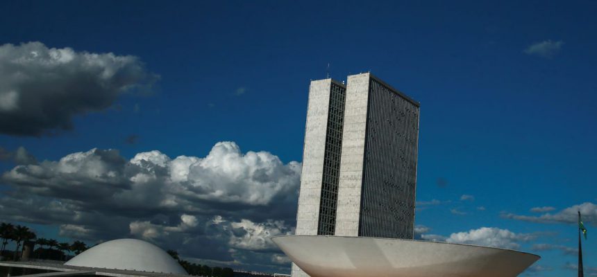 A cúpula menor, voltada para baixo, abriga o Plenário do Senado Federal. A cúpula maior, voltada para cima, abriga o Plenário da Câmara dos Deputados.