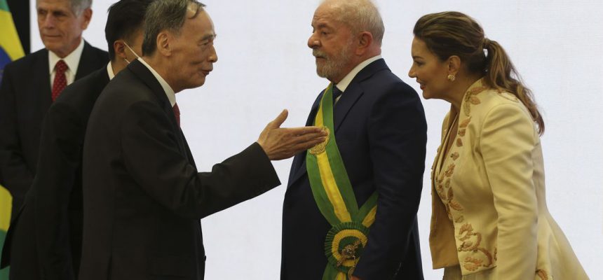 Presidente Lula desfila no Rolls-Royce acompanhado da primeira-dama Janja, do vice-presidente Geraldo Alkmin e Lu Alkmin